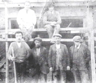0005 : 1933: Building the school. Back: Mr. Holly, Gideon Riedy, Maurice O’Donnell, _____, _____, and Ned Riedy.
