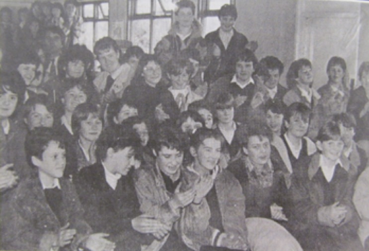 0041 : Students at the presentation to Eva Brosnan on her retirement