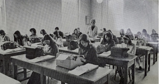 0044 : Secretarial Class practising their typewriting with Ms. Irene Ryan.