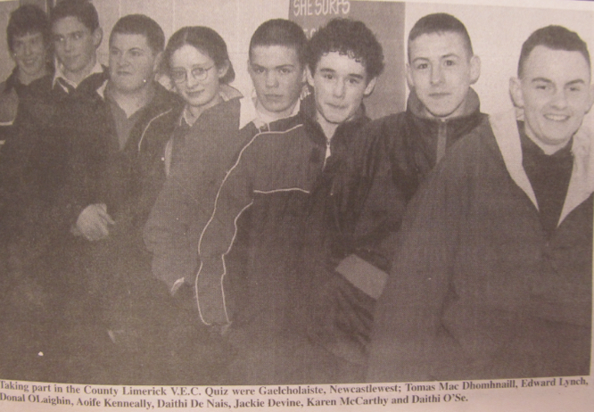 0169 : Representing the gaelcholáiste in the County Limerick VEC quiz: Tomas Mac Dhomhnaill, Edward Lynch, Donal O'Laighin, Aoife Kenneally, Daithi De Nais, Jackie Devine, K Mc Carthy and Daithi O'Sé.