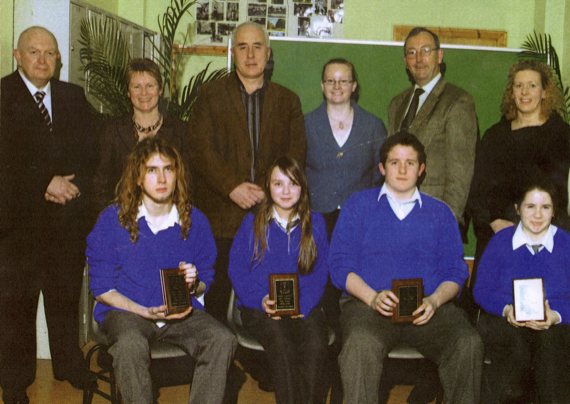 0170 : The Gaelcholáiste Quiz Team who came 2nd after a final with Askeaton . Back: Mr. Seán Burke (CEO-VEC), Siobhán Ní Chonchúir (teacher), Pádraig Flanagan (Principal), Ms. Deirdre Murphy, Cllr. John Clifford, Ms.Vourneen Gavin Barry and Donal Enright. Front Row: Richard O'Donoghue, Vivienne Ní hÓgain, Aindriu Curtáin and Lisa Curtáin.